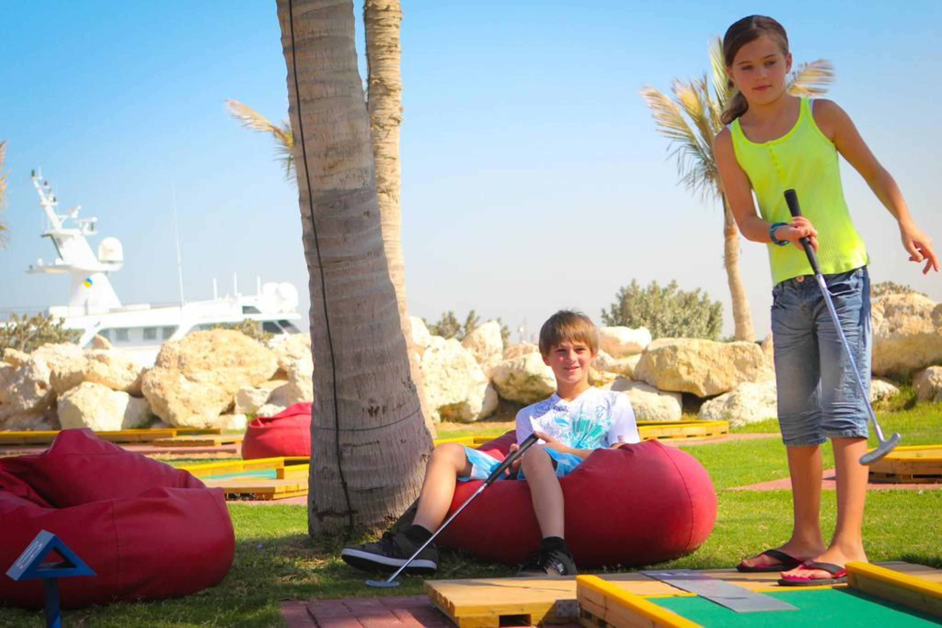 Ja Beach Hotel, Ντουμπάι Εξωτερικό φωτογραφία Children playing mini golf