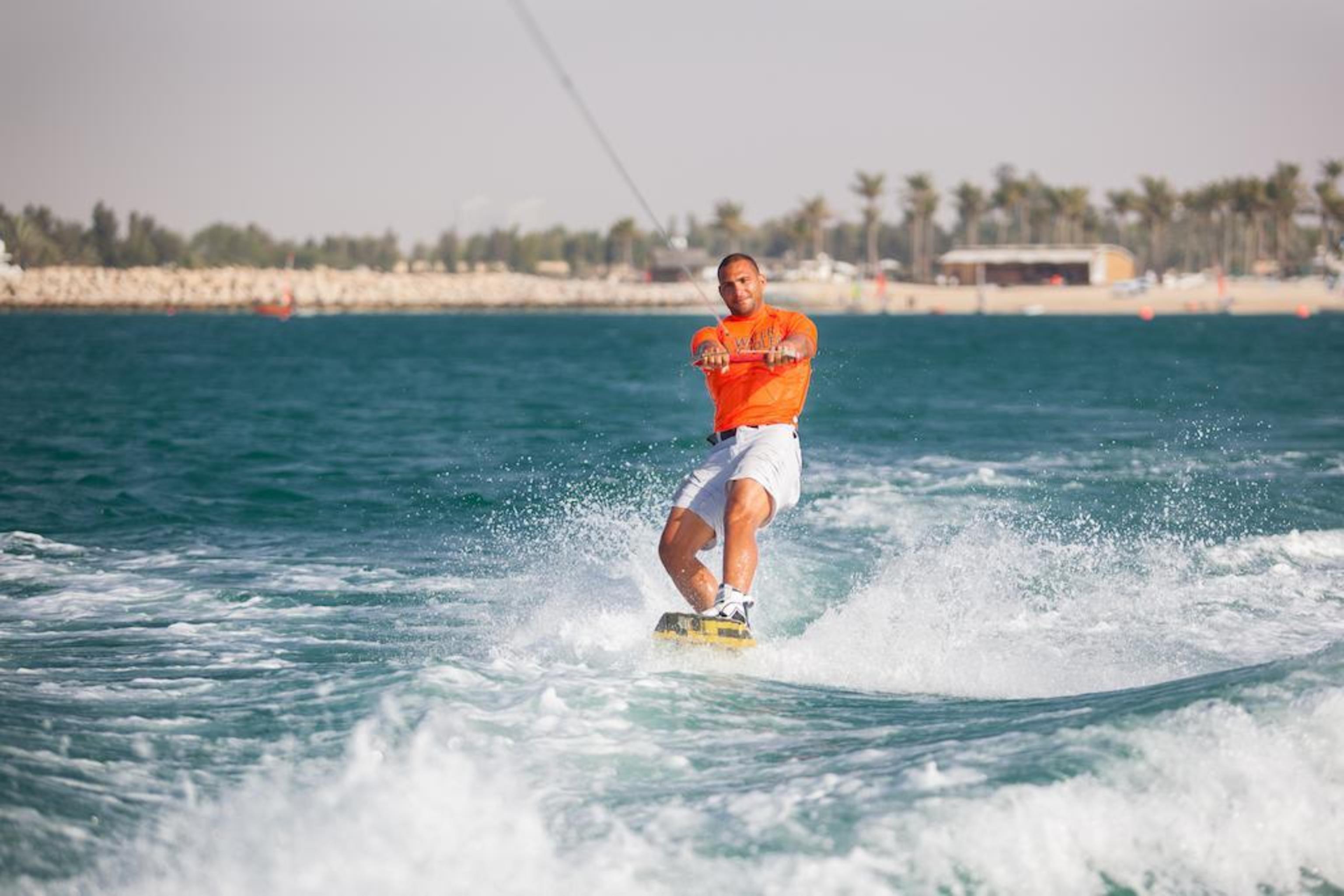 Ja Beach Hotel, Ντουμπάι Εξωτερικό φωτογραφία A kiteboarder in Dubai