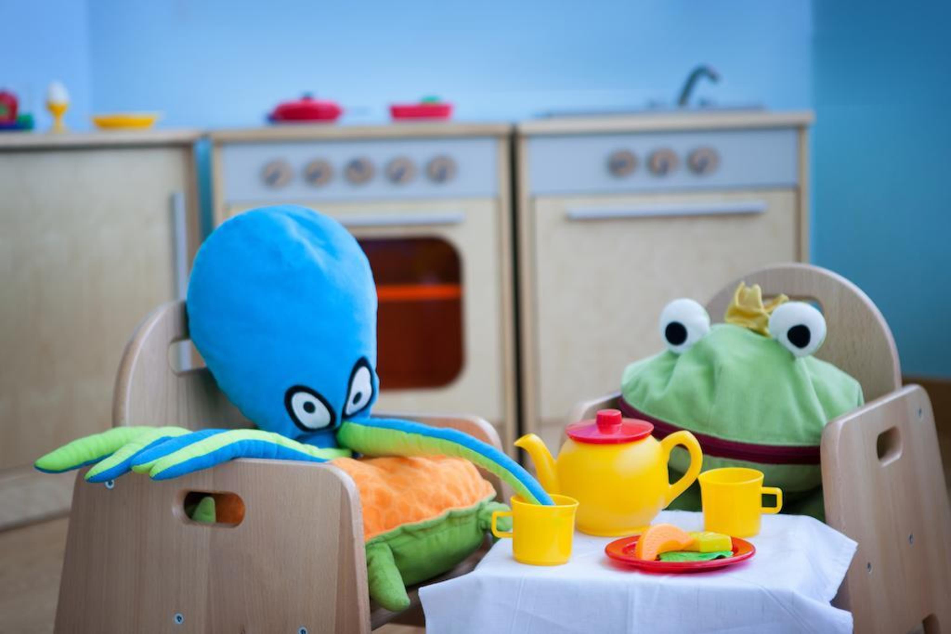 Ja Beach Hotel, Ντουμπάι Εξωτερικό φωτογραφία The characters of the show, Odi and Oddi, in the kitchen.
