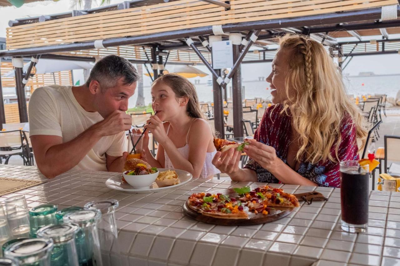 Ja Beach Hotel, Ντουμπάι Εξωτερικό φωτογραφία Family dining at a restaurant