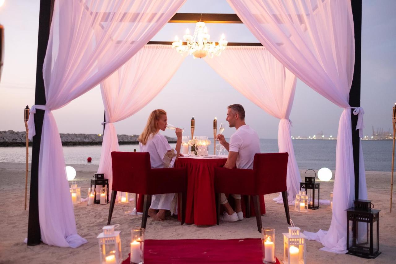 Ja Beach Hotel, Ντουμπάι Εξωτερικό φωτογραφία A couple dining at a beach resort