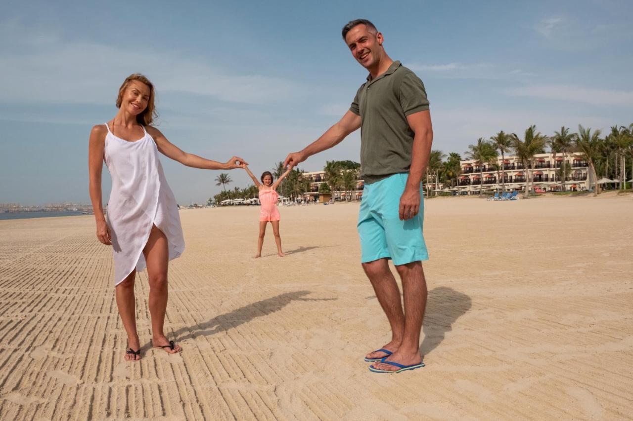 Ja Beach Hotel, Ντουμπάι Εξωτερικό φωτογραφία Family on the beach