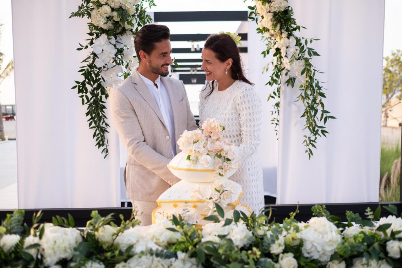 Ja Beach Hotel, Ντουμπάι Εξωτερικό φωτογραφία A newlywed couple cutting their wedding cake