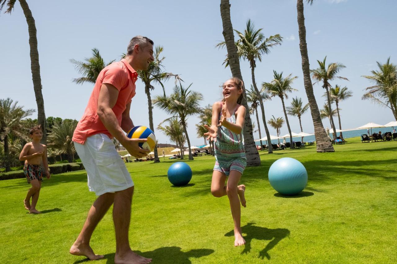 Ja Beach Hotel, Ντουμπάι Εξωτερικό φωτογραφία A game of kickball