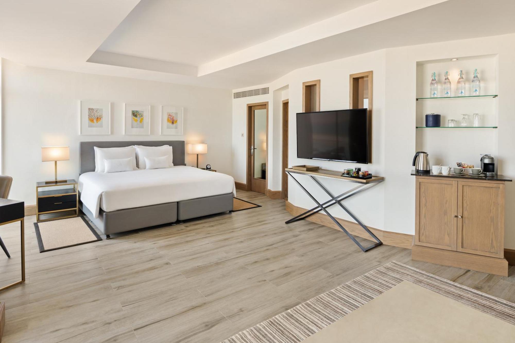 Ja Beach Hotel, Ντουμπάι Δωμάτιο φωτογραφία A bedroom at the hotel