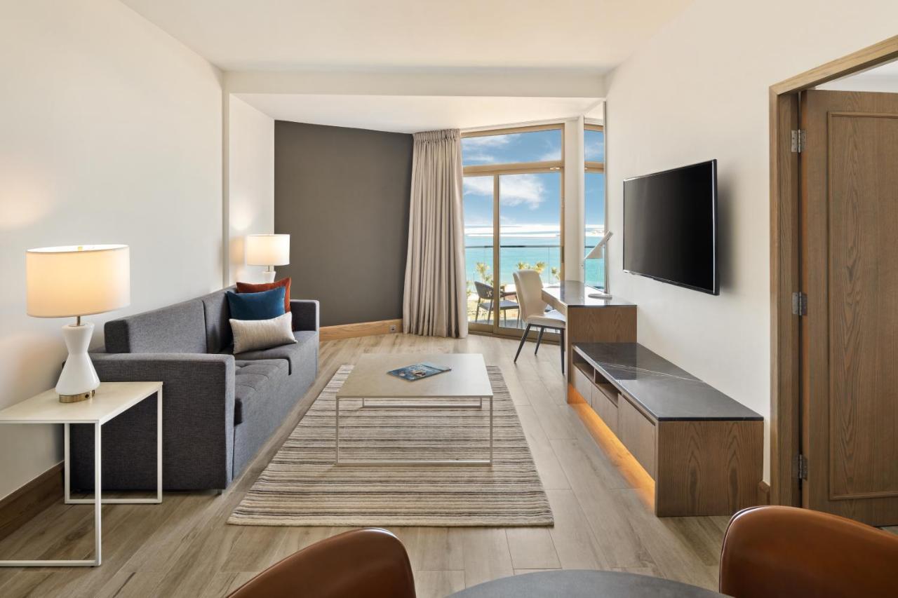 Ja Beach Hotel, Ντουμπάι Εξωτερικό φωτογραφία A living room at the Hilton San Diego Bayfront