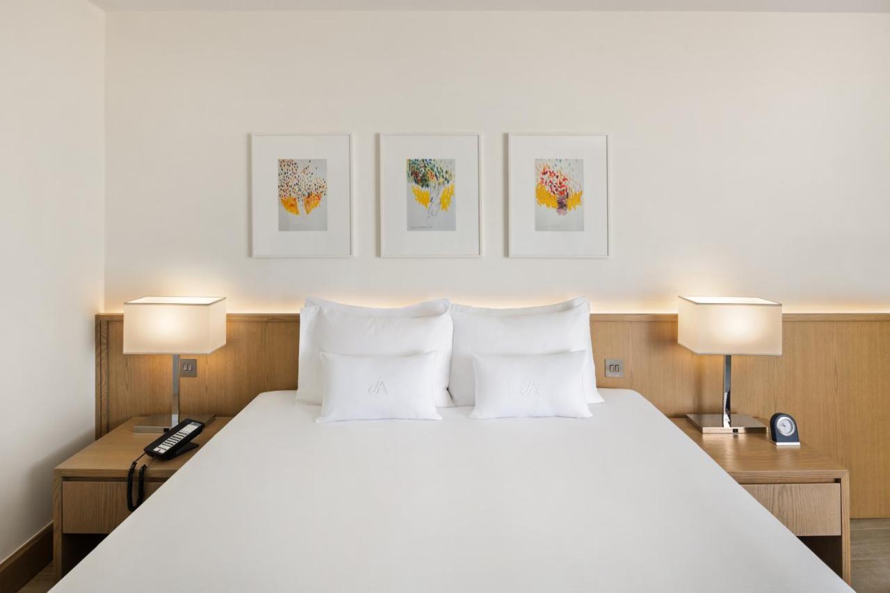 Ja Beach Hotel, Ντουμπάι Δωμάτιο φωτογραφία A bedroom at the hotel